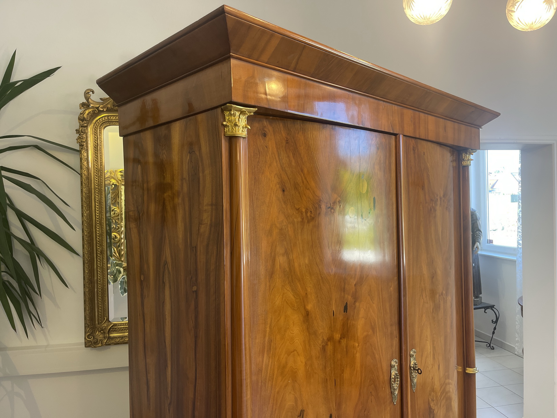 Altrestaurierter Empire Säulenschrank Kleiderkasten Nussholz A4468