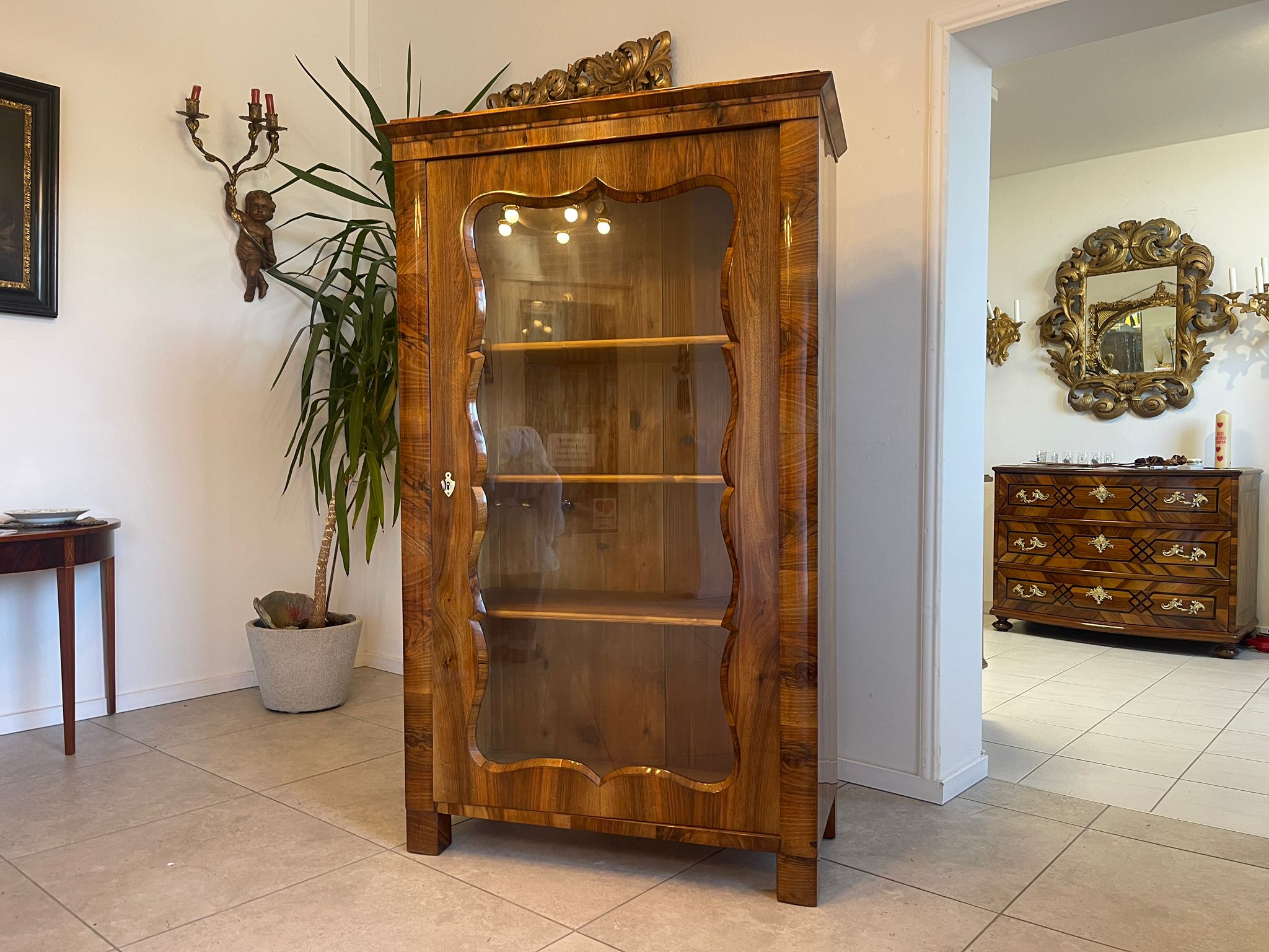 SALE Biedermeier Vitrine Bücherschrank Sammlervitrine, Nussholz A5102